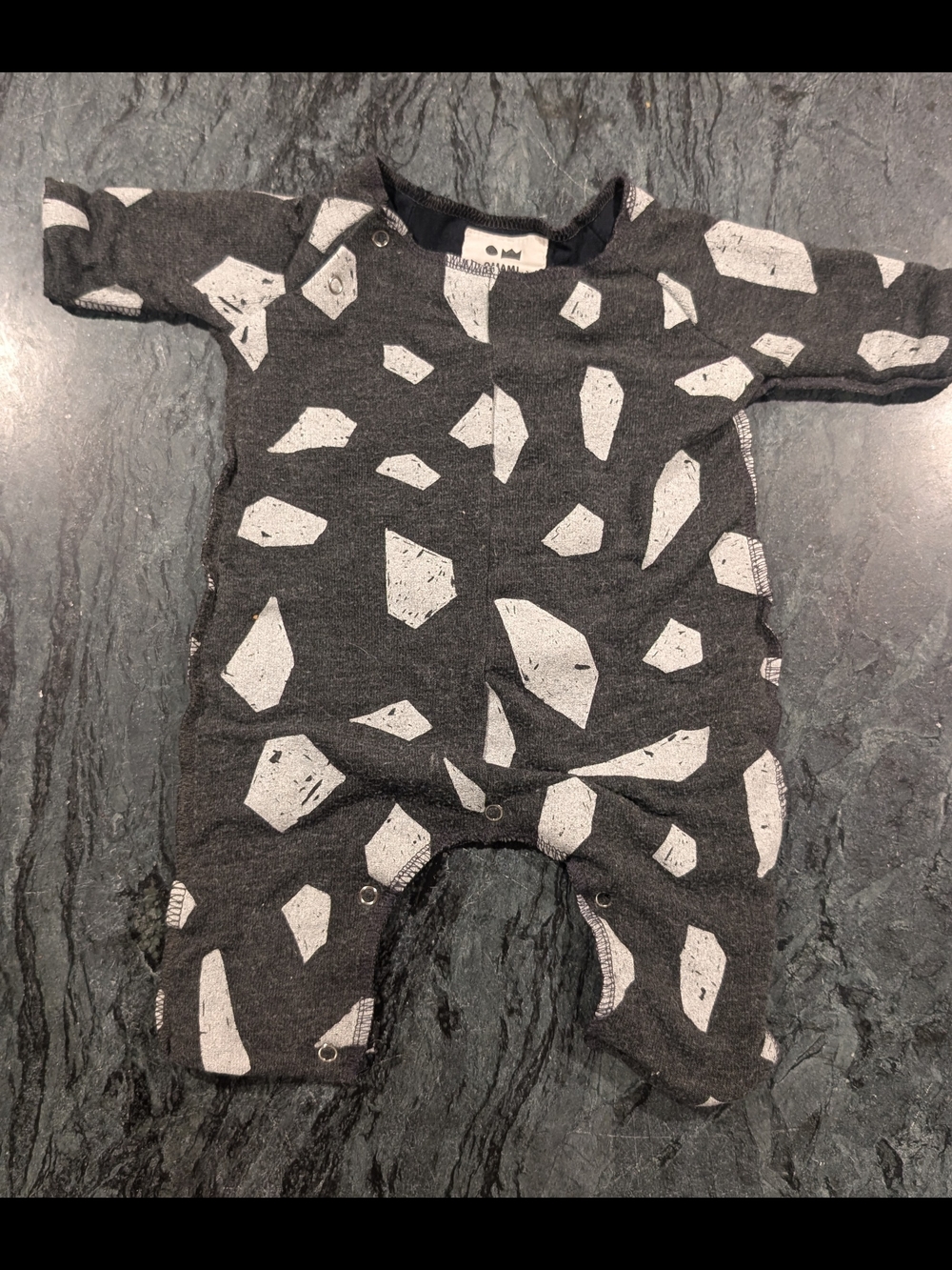 Omamimini Dark Gray Geometric One-Piece Romper - 0-3 Months